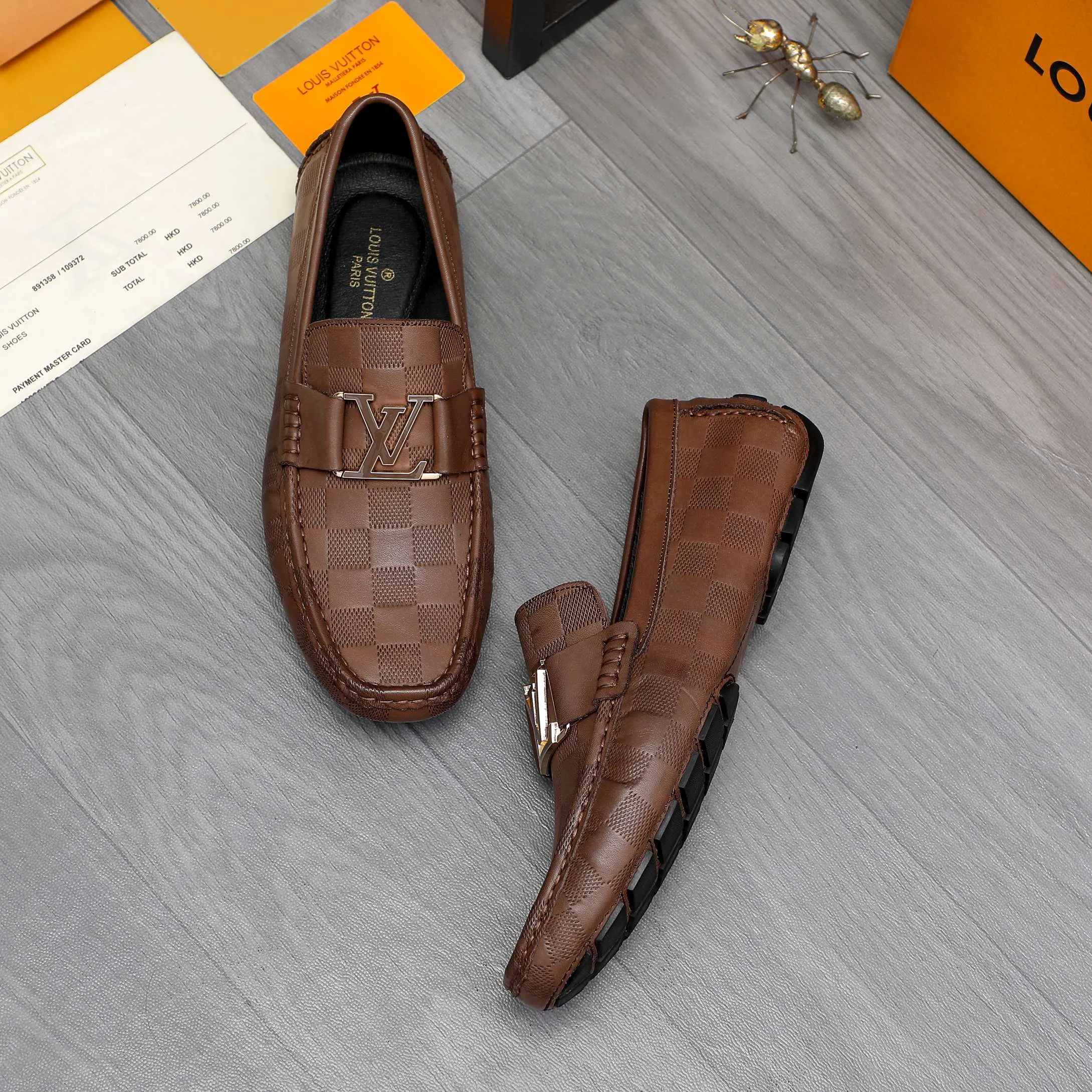 Men's shoes💰400 Product trademark: LV "Louis Vuitton" business slip-on leather shoes Regular size: 38-45 (45 is custom-made and non-returnable) Product materials: Selected high-quality cowhide embossed upper, pigskin lining, rubber outsole